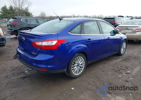 2014 Ford Focus Titanium z USA, uszkodzony, nr VIN 1FADP3J26EL253124